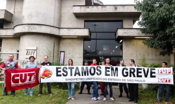 Petroleiros participam da paralisação em Capuava (SP)
